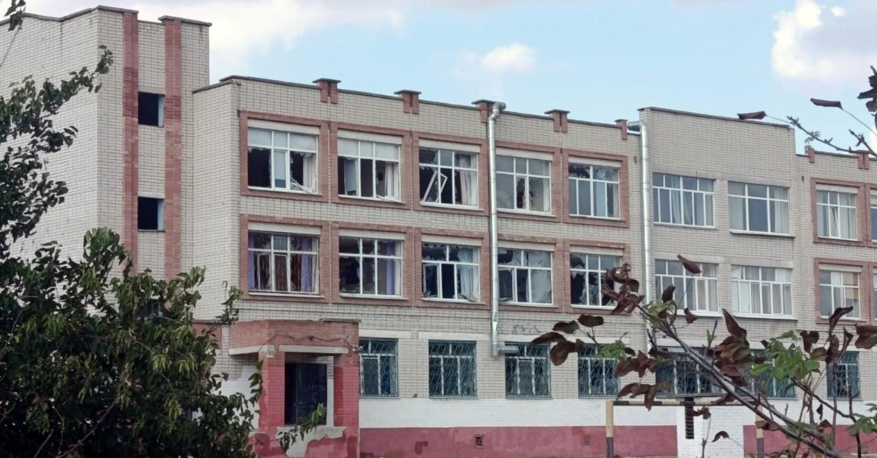 Последствия очередного обстрела Херсонской области: четверо людей ранены, повреждены медицинские учреждения, лицей и детский сад