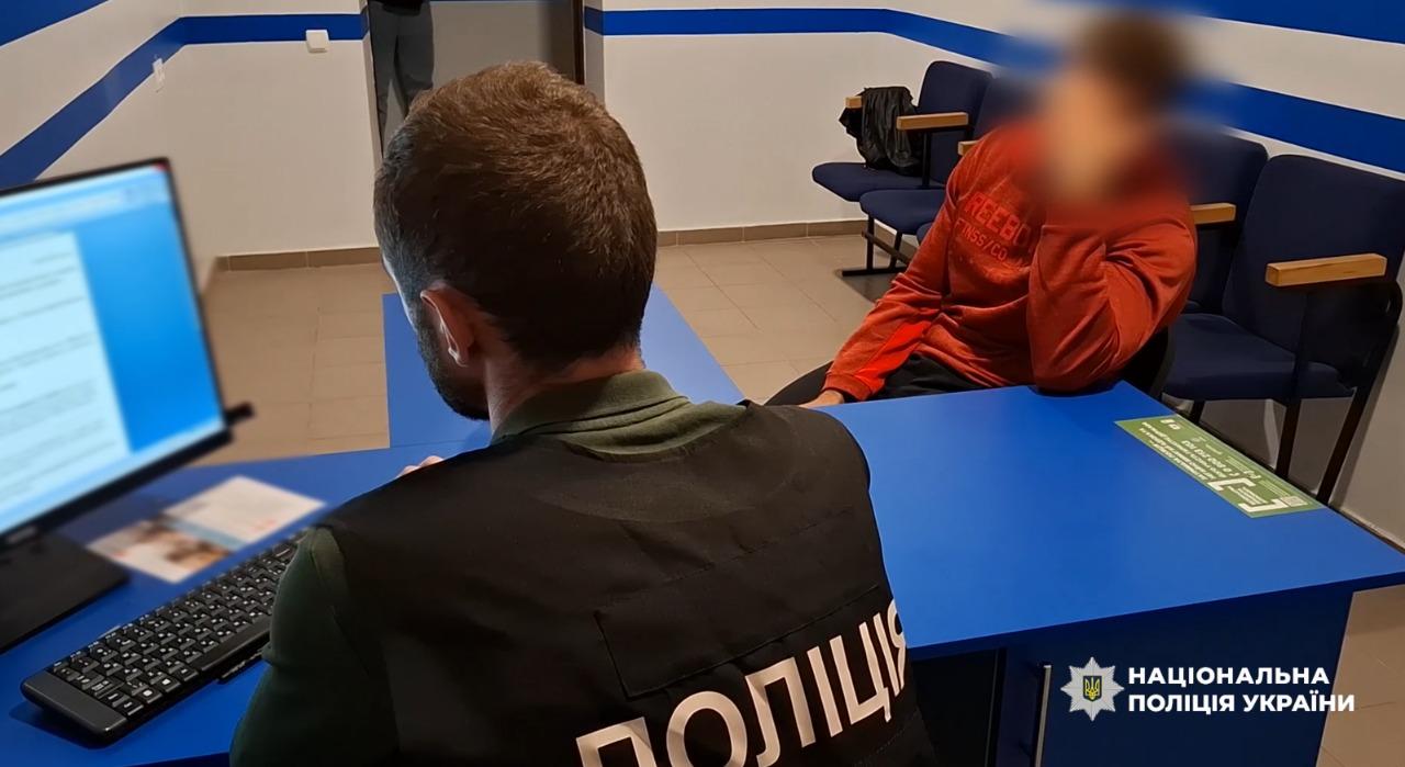 Розбій у Білгороді-Дністровському: двоє в масках напали на підлітка та викрали прикраси на півмільйона