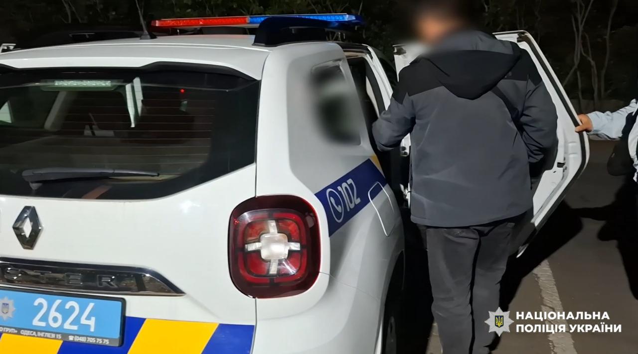 Разбой в Белгороде-Днестровском: двое в масках напали на подростка и похитили из квартиры украшения на полмиллиона