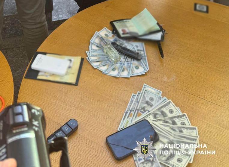 В Одессе военнослужащего задержали за взятку в 4000 долларов