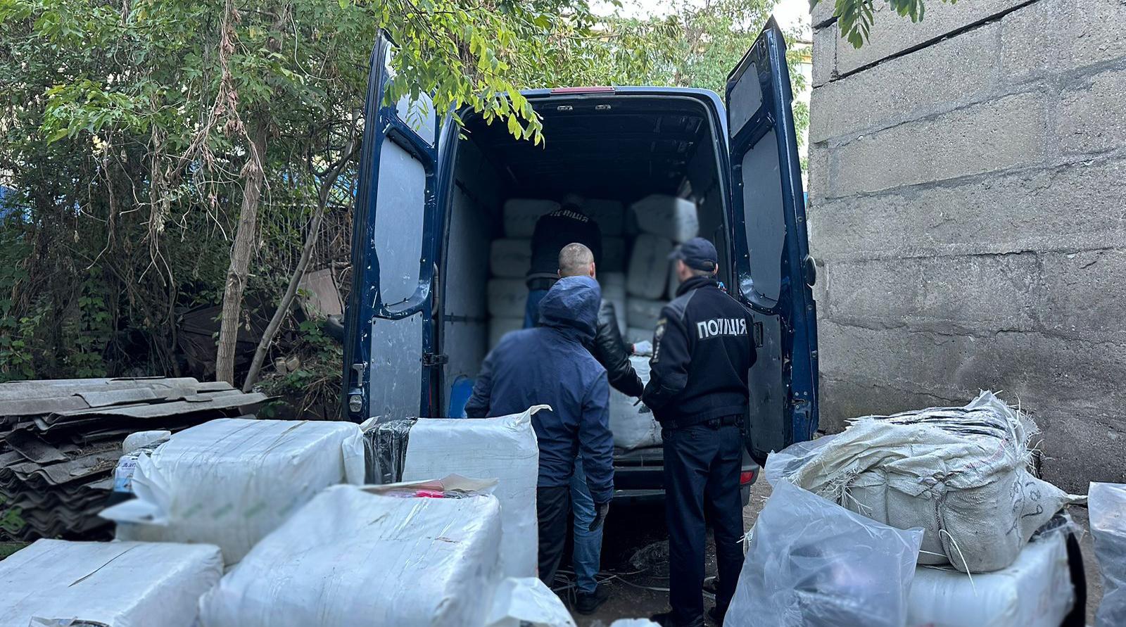 Одесситы сделали дыру в стене склада и вынесли товара на четверть миллиона гривен