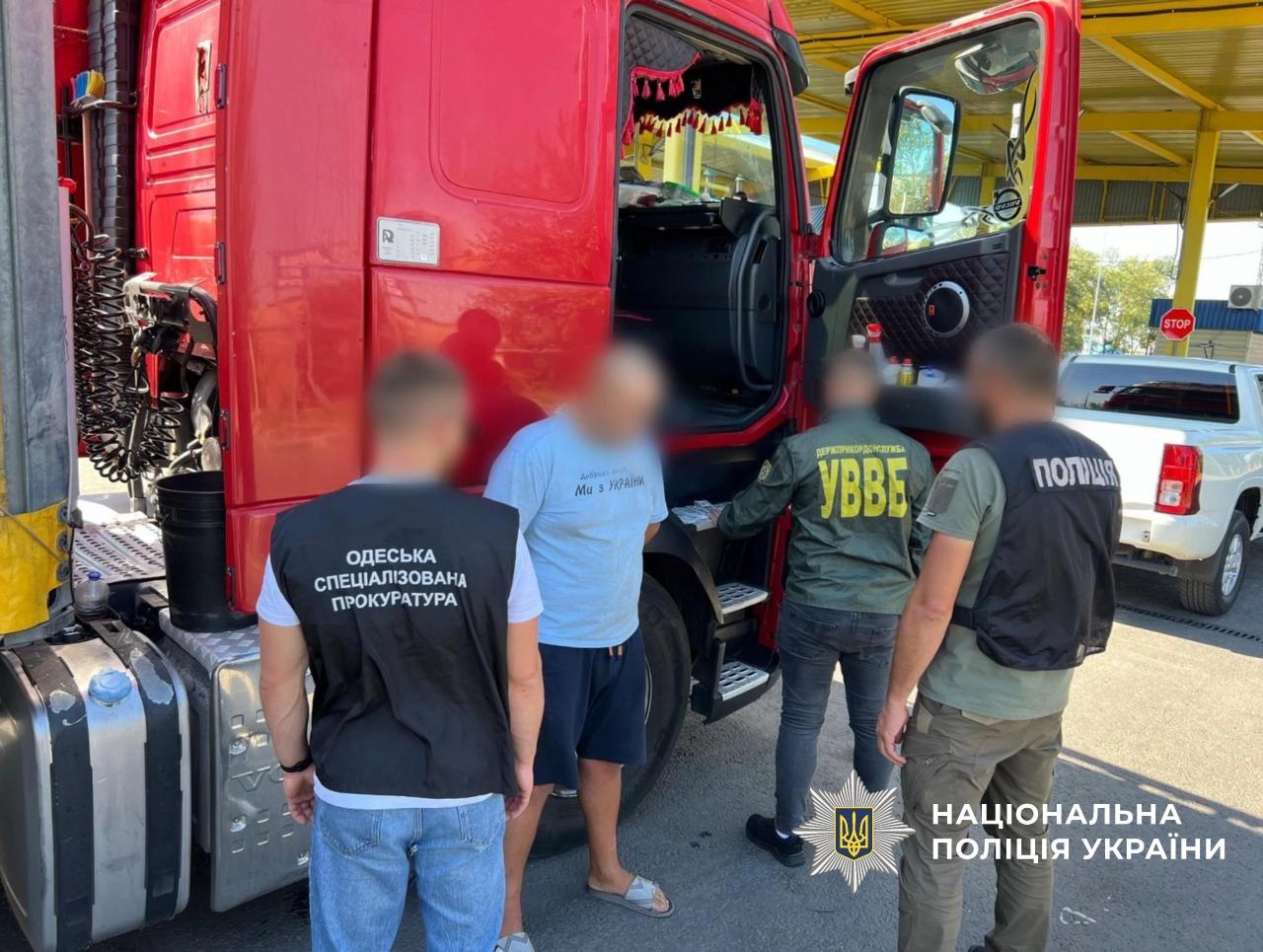 Под Одессой задержали дальнобойщика, который вез мужчину призывного возраста в Молдову