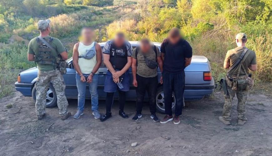 На Одещині чоловіки намагалися втекти за кордон під прикриттям чотирирічного хлопчика На Одещині чоловіки намагалися втекти за кордон під прикриттям чотирирічного хлопчика