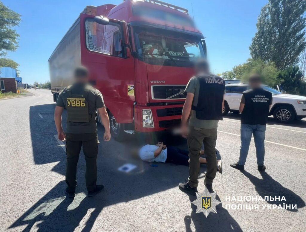 Под Одессой задержали дальнобойщика, который вез мужчину призывного возраста в Молдову