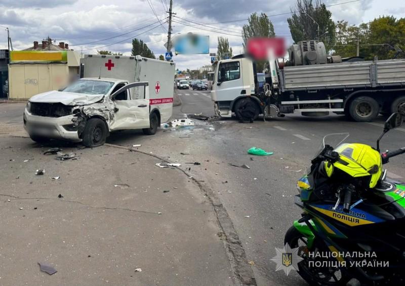 В Одесі зіткнулися вантажівка та «екстренка» — постраждали троє людей
