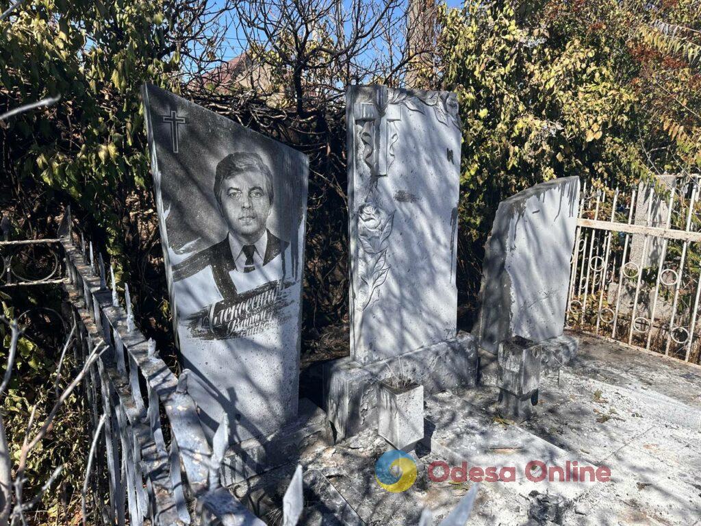 Через дронову атаку РФ в Одесі пошкоджено кладовище (фоторепортаж) Через дронову атаку РФ в Одесі пошкоджено кладовище (фоторепортаж)