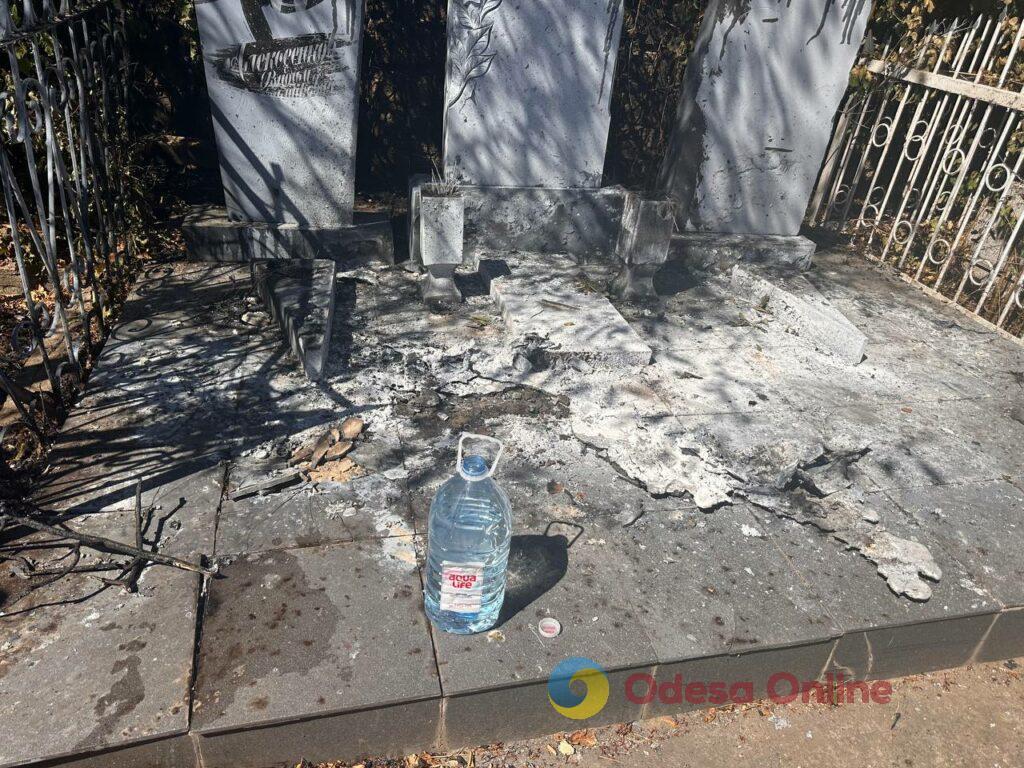 Через дронову атаку РФ в Одесі пошкоджено кладовище (фоторепортаж) Через дронову атаку РФ в Одесі пошкоджено кладовище (фоторепортаж)