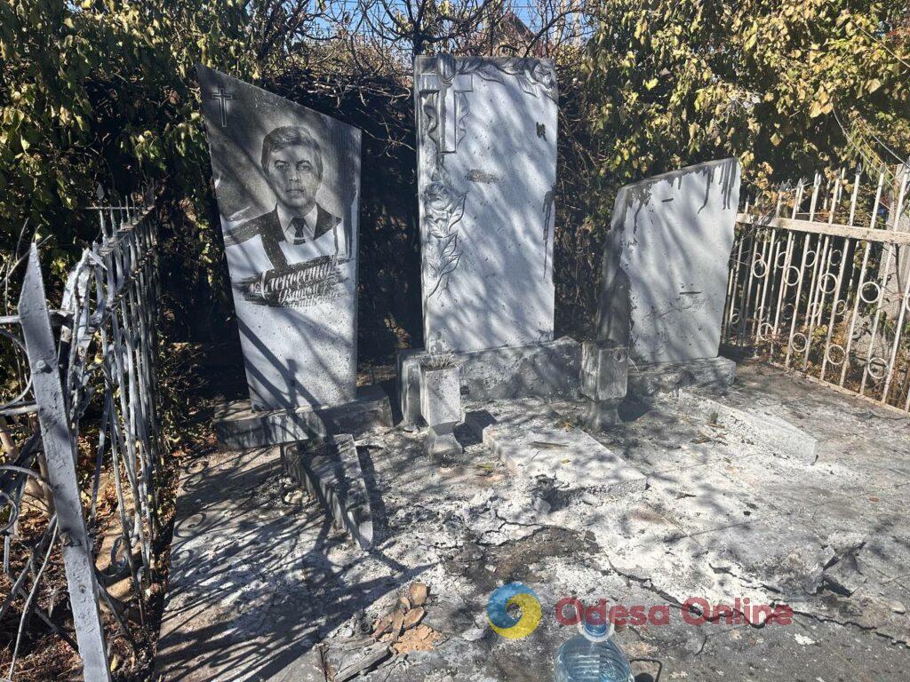 Через дронову атаку РФ в Одесі пошкоджено кладовище (фоторепортаж) Через дронову атаку РФ в Одесі пошкоджено кладовище (фоторепортаж)