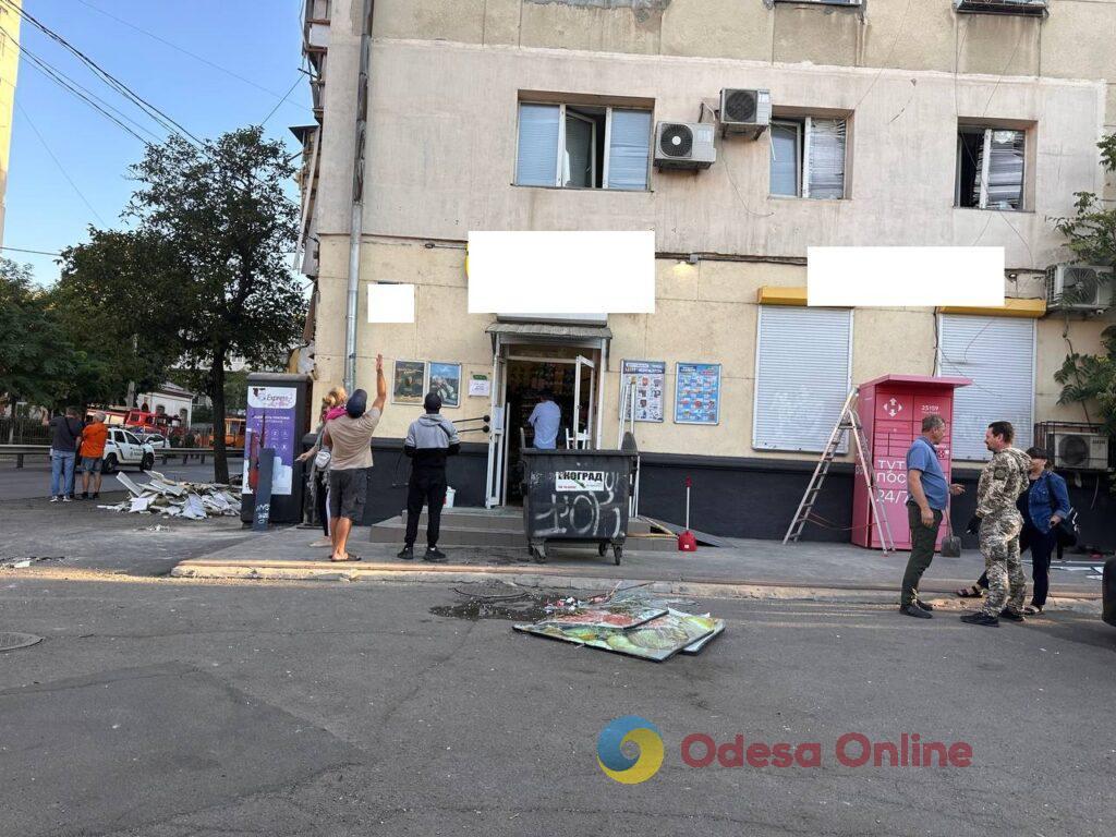 Нічний удар по Одесі: фоторепортаж зсередини пошкодженого будинку Нічний удар по Одесі: фоторепортаж зсередини пошкодженого будинку