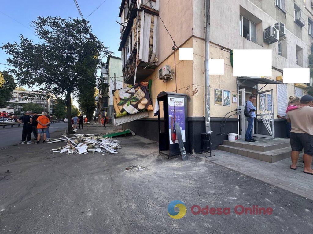 Нічний удар по Одесі: фоторепортаж зсередини пошкодженого будинку Нічний удар по Одесі: фоторепортаж зсередини пошкодженого будинку