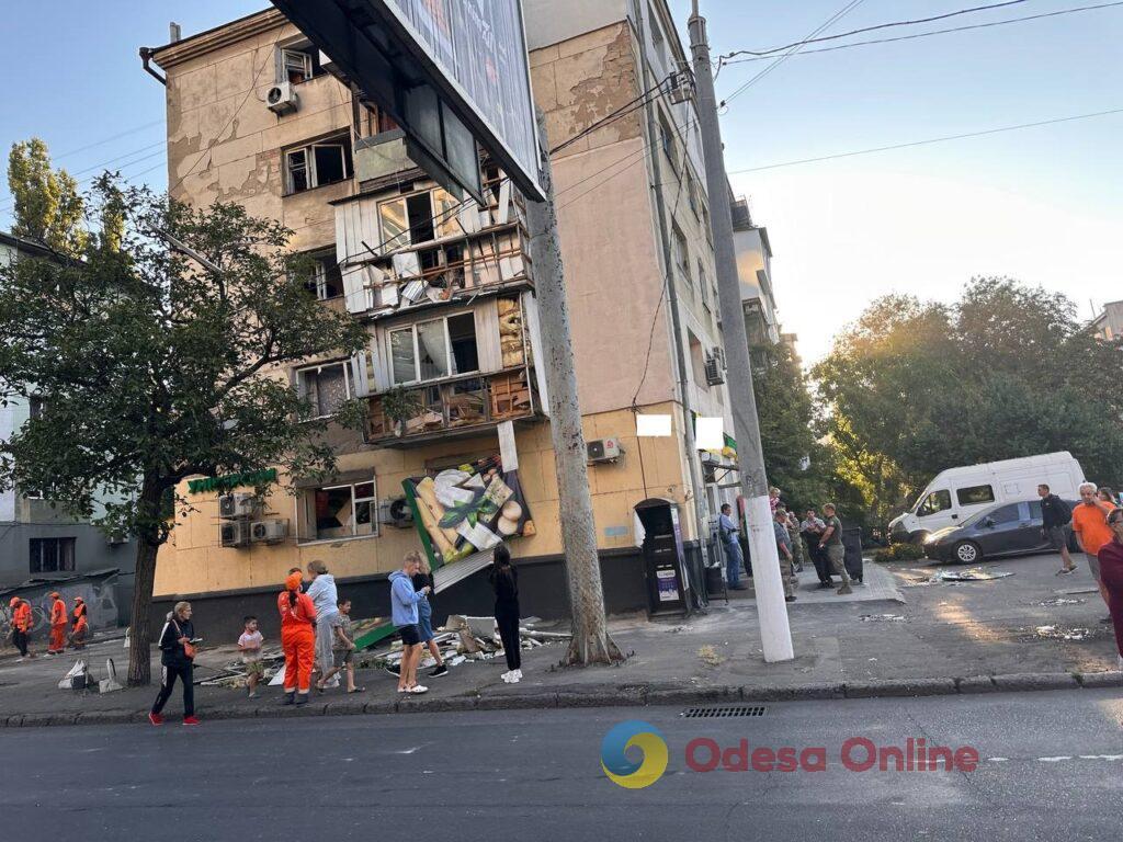 Нічний удар по Одесі: фоторепортаж зсередини пошкодженого будинку Нічний удар по Одесі: фоторепортаж зсередини пошкодженого будинку