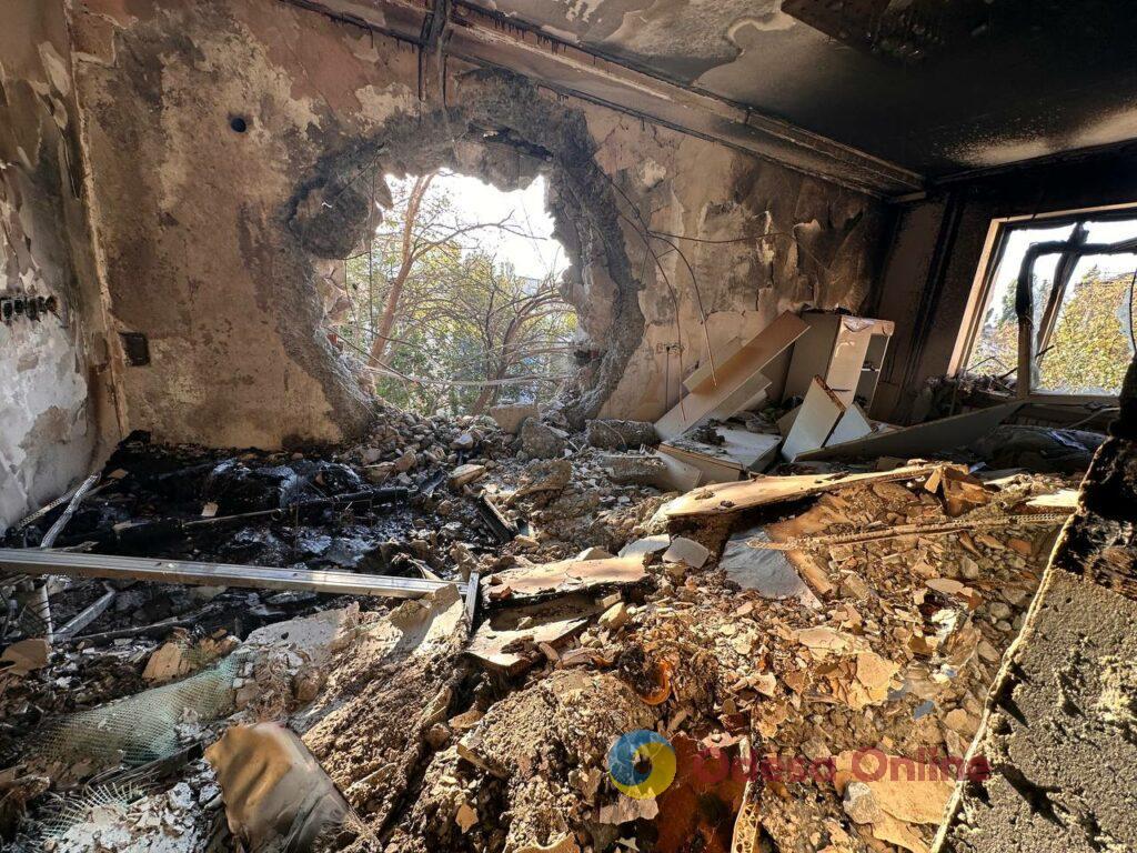 Нічний удар по Одесі: фоторепортаж зсередини пошкодженого будинку Нічний удар по Одесі: фоторепортаж зсередини пошкодженого будинку