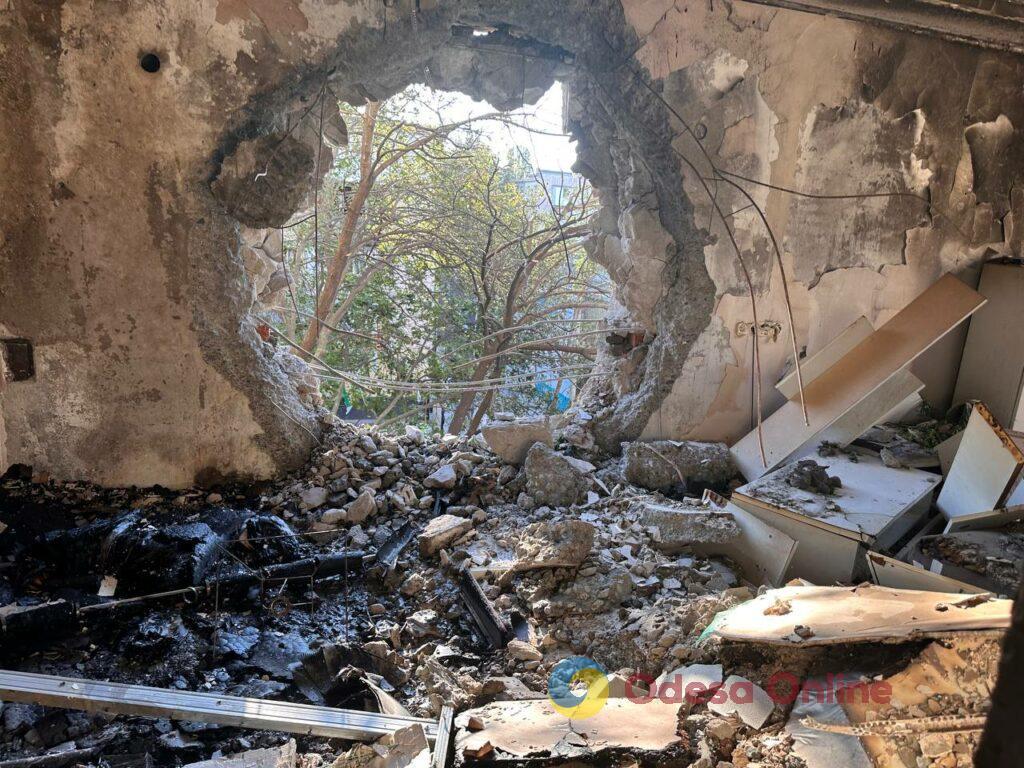 Нічний удар по Одесі: фоторепортаж зсередини пошкодженого будинку Нічний удар по Одесі: фоторепортаж зсередини пошкодженого будинку