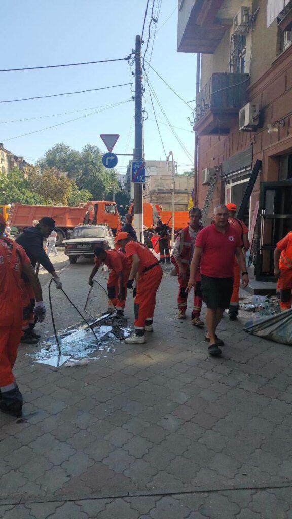 Внаслідок ворожої атаки в Одесі вибито близько 300 вікон (фото)