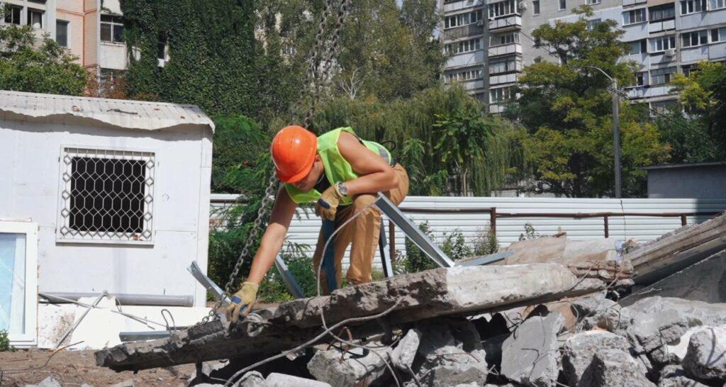 В Одессе стартовал капремонт поврежденной вражеским дроном девятиэтажки