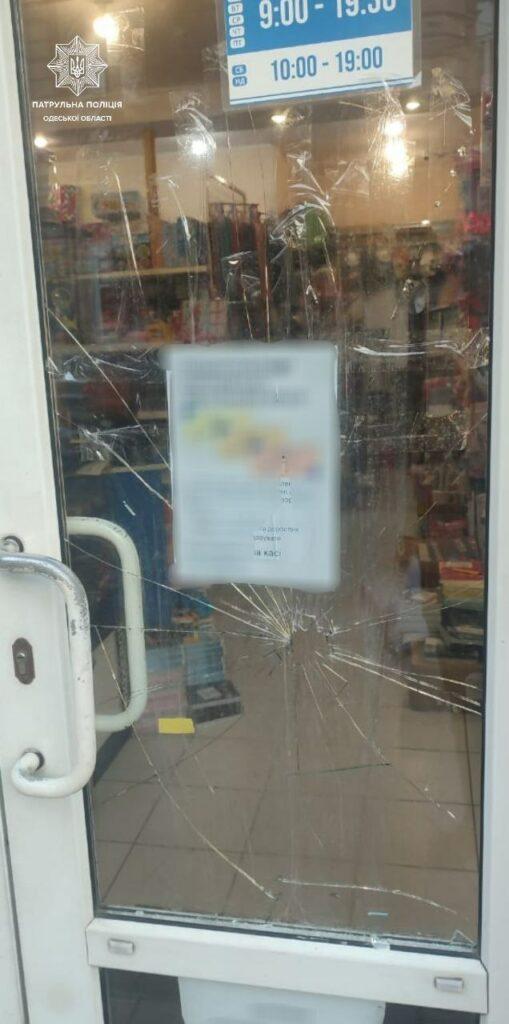 Цеплялся к прохожим и разбил стекло в магазине: в Одессе задержали хулигана