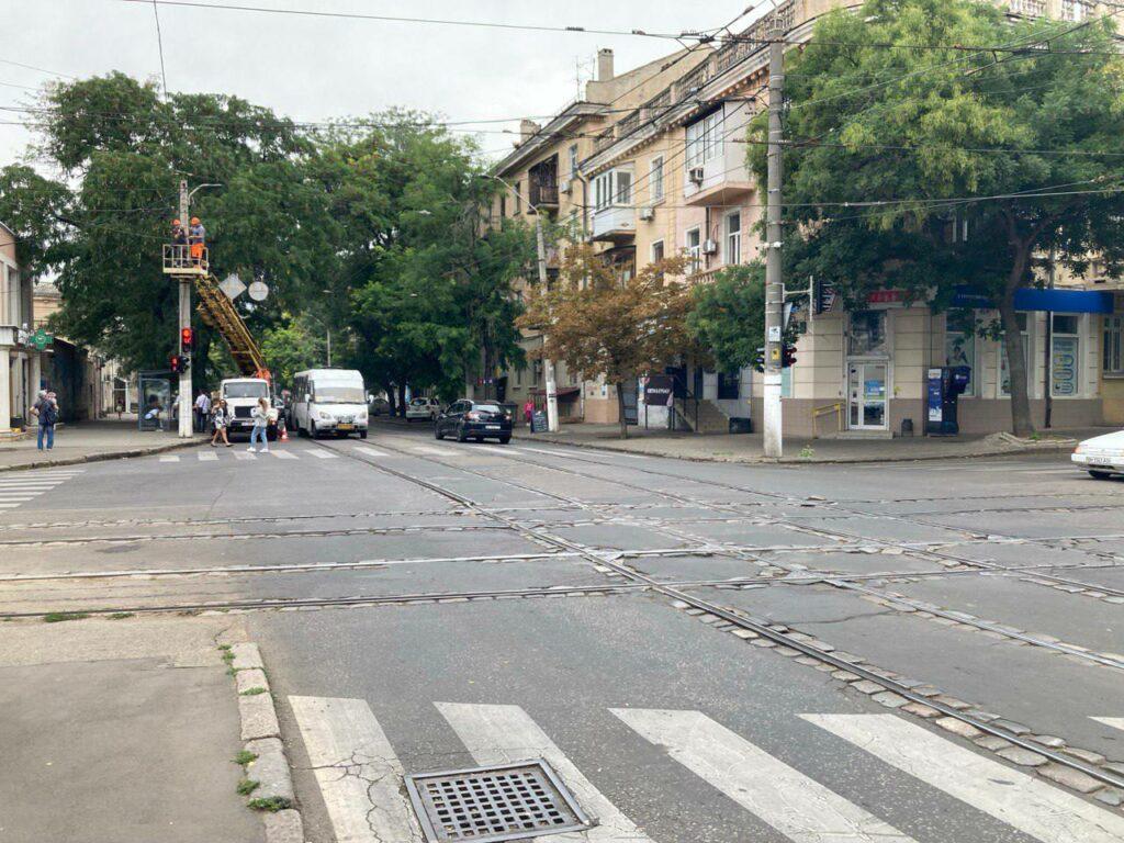 На перекрестке Старопортофранковской и Кузьмина обновили светофор