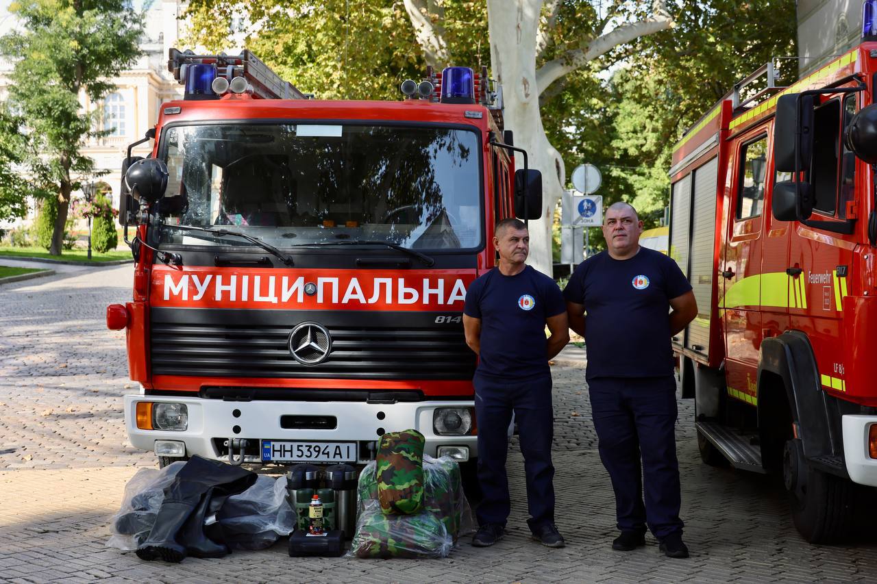 Одеса передала Чорноморській та Фонтанській громадам нову пожежну техніку від міжнародних партнерів