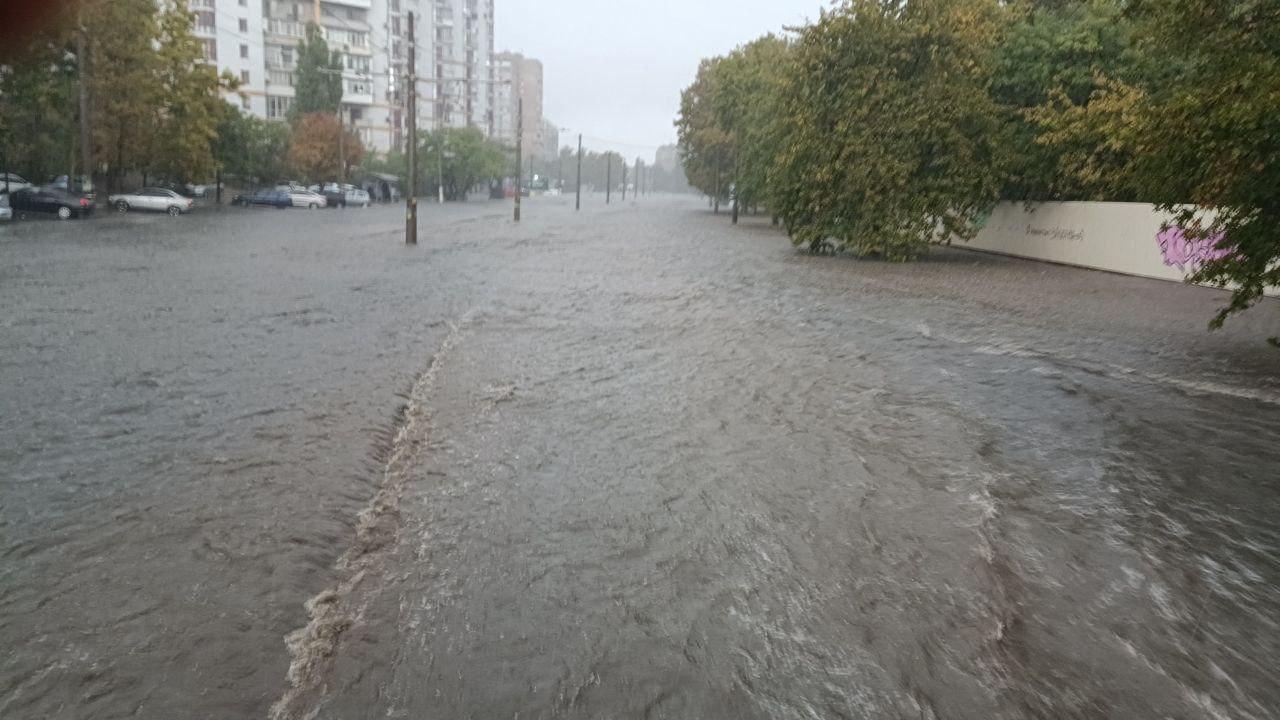 В Одессе усилился ливень: снова подтоплены улицы и осложнено движение