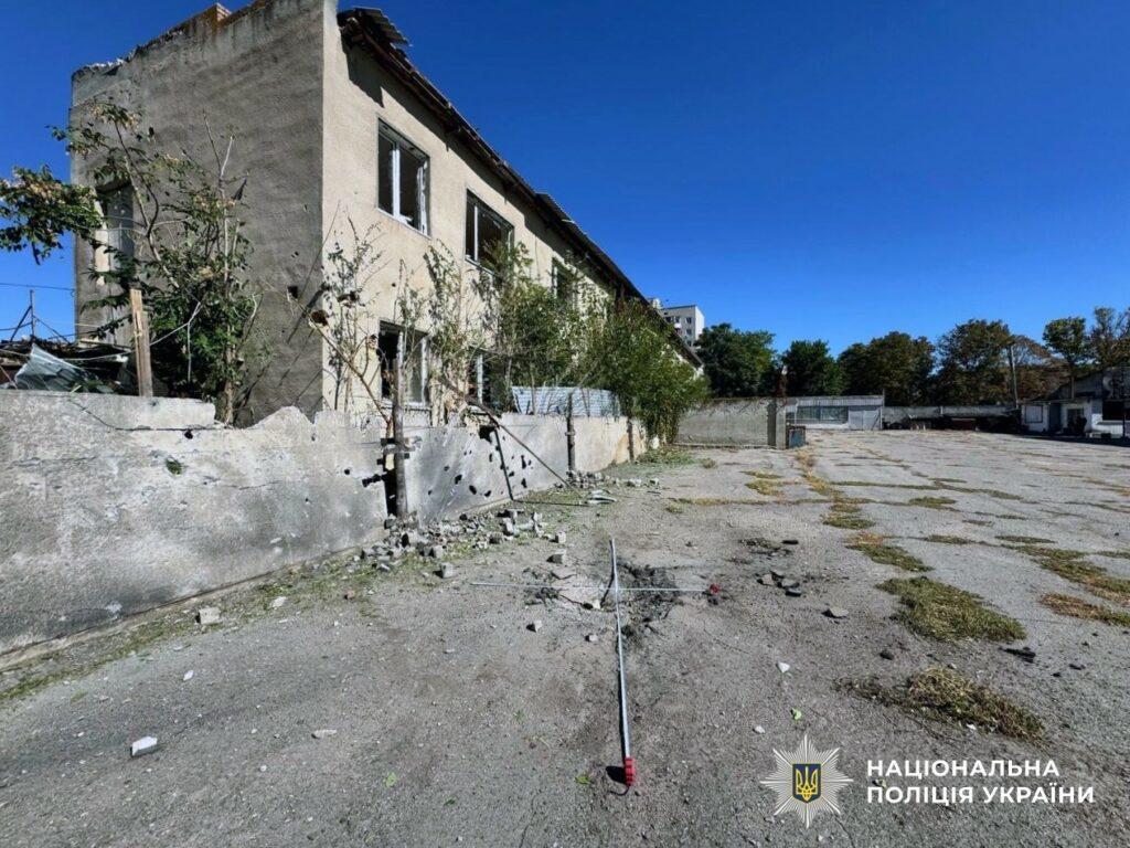 В Херсонской области в результате российских обстрелов погибла женщина, ранены 15 человек