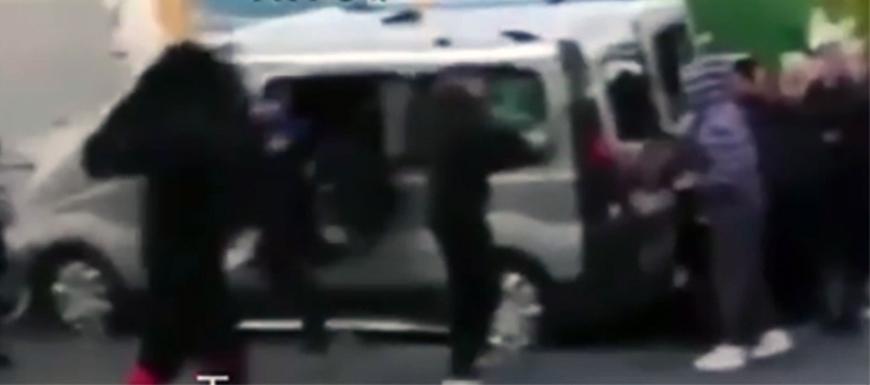 Біля Сьомого кілометра натовп атакував ТЦК: перевернули мікроавтобус Біля Сьомого кілометра натовп атакував ТЦК: перевернули мікроавтобус