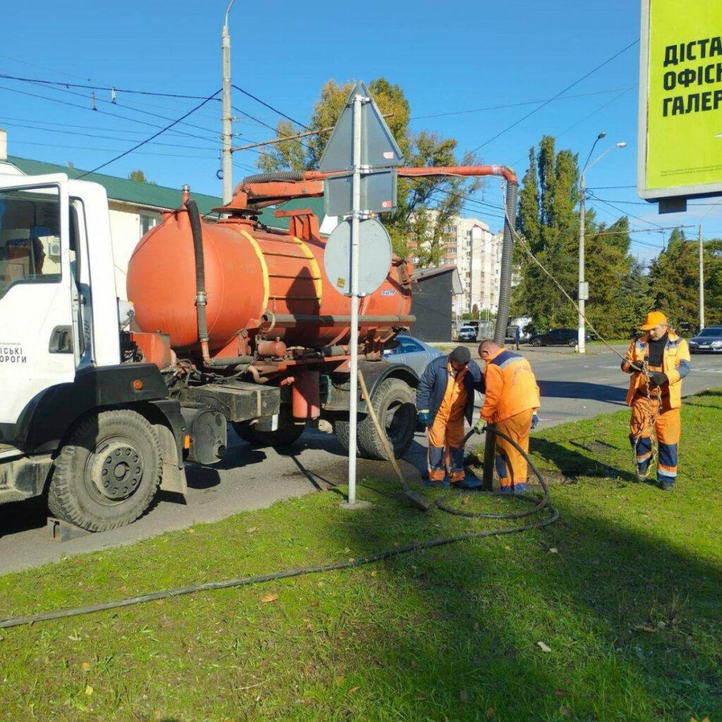 В Одессе очищают Куяльницкую канаву и гидросооружения города В Одессе очищают Куяльницкую канаву и гидросооружения города