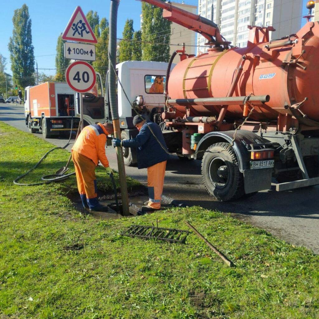 В Одессе очищают Куяльницкую канаву и гидросооружения города В Одессе очищают Куяльницкую канаву и гидросооружения города