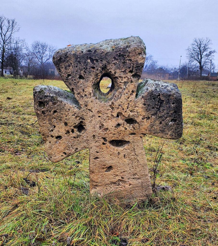 Между мирами мертвых и живых: загадочные кресты козаков-характерников нашли в Николаевской области