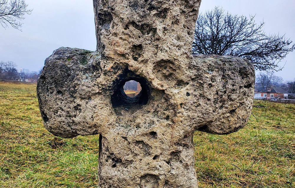 Между мирами мертвых и живых: загадочные кресты козаков-характерников нашли в Николаевской области