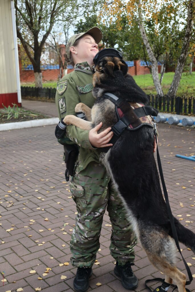 Поліцейські собаки, які лікують душі: у кінологічному центрі Одещини допомагають відновлювати спокій і віру в життя