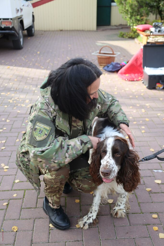 Поліцейські собаки, які лікують душі: у кінологічному центрі Одещини допомагають відновлювати спокій і віру в життя