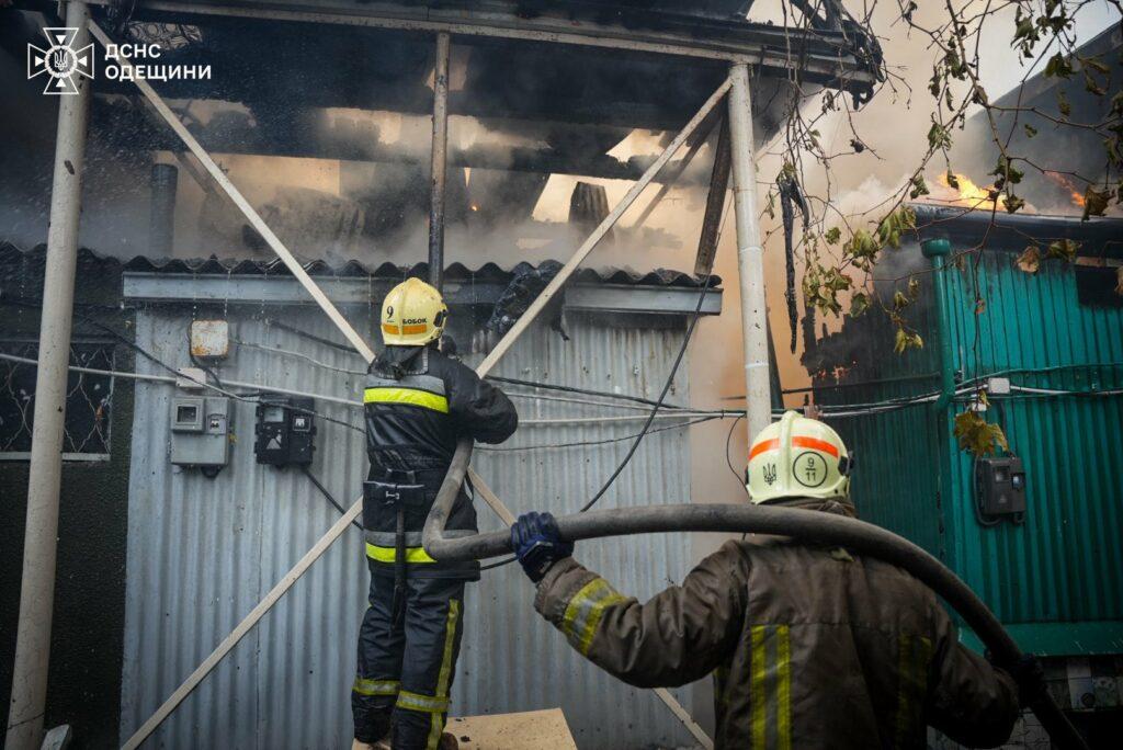 Майже півсотні вогнеборців гасили пожежу в Одеському районі