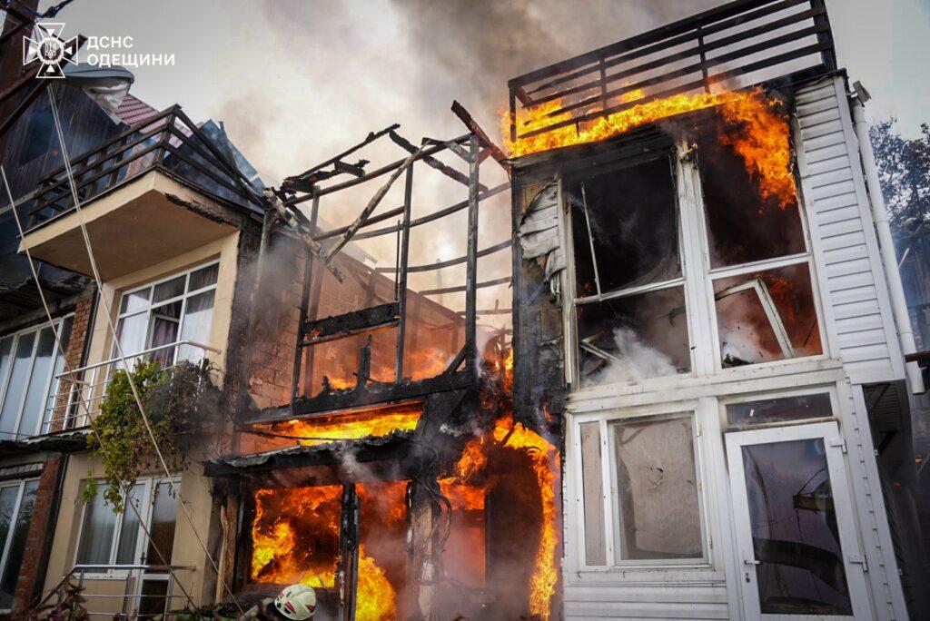 Майже півсотні вогнеборців гасили пожежу в Одеському районі