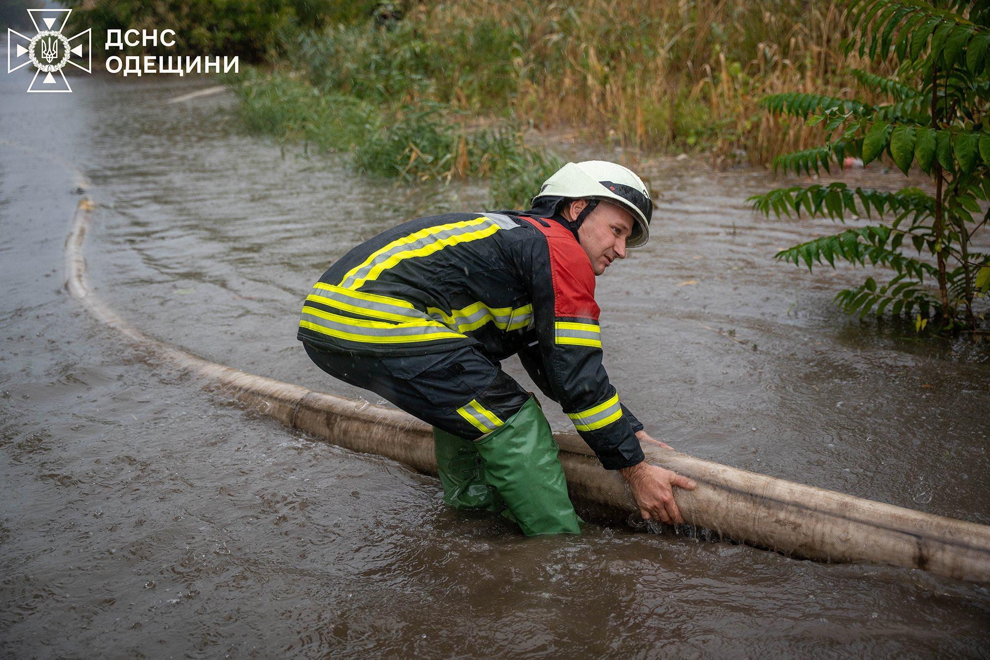 Негода в Одесі: тіла п’ятьох людей знайшли в затопленому підвалі, серед них одна дитина