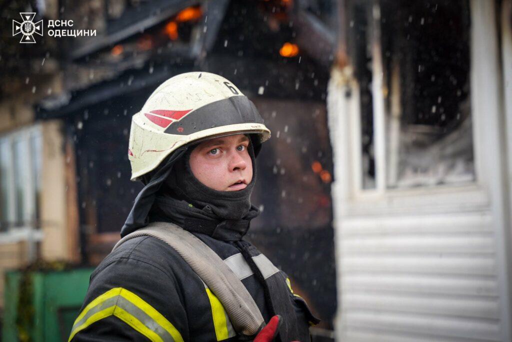 Майже півсотні вогнеборців гасили пожежу в Одеському районі