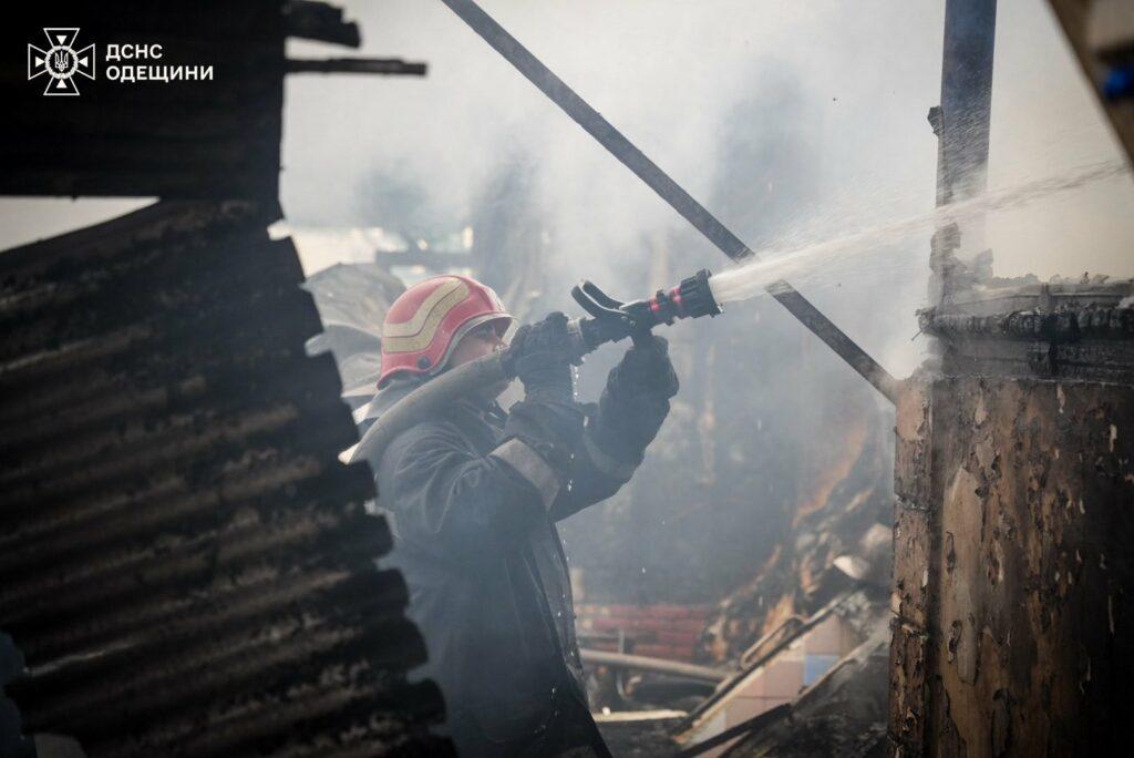 Майже півсотні вогнеборців гасили пожежу в Одеському районі