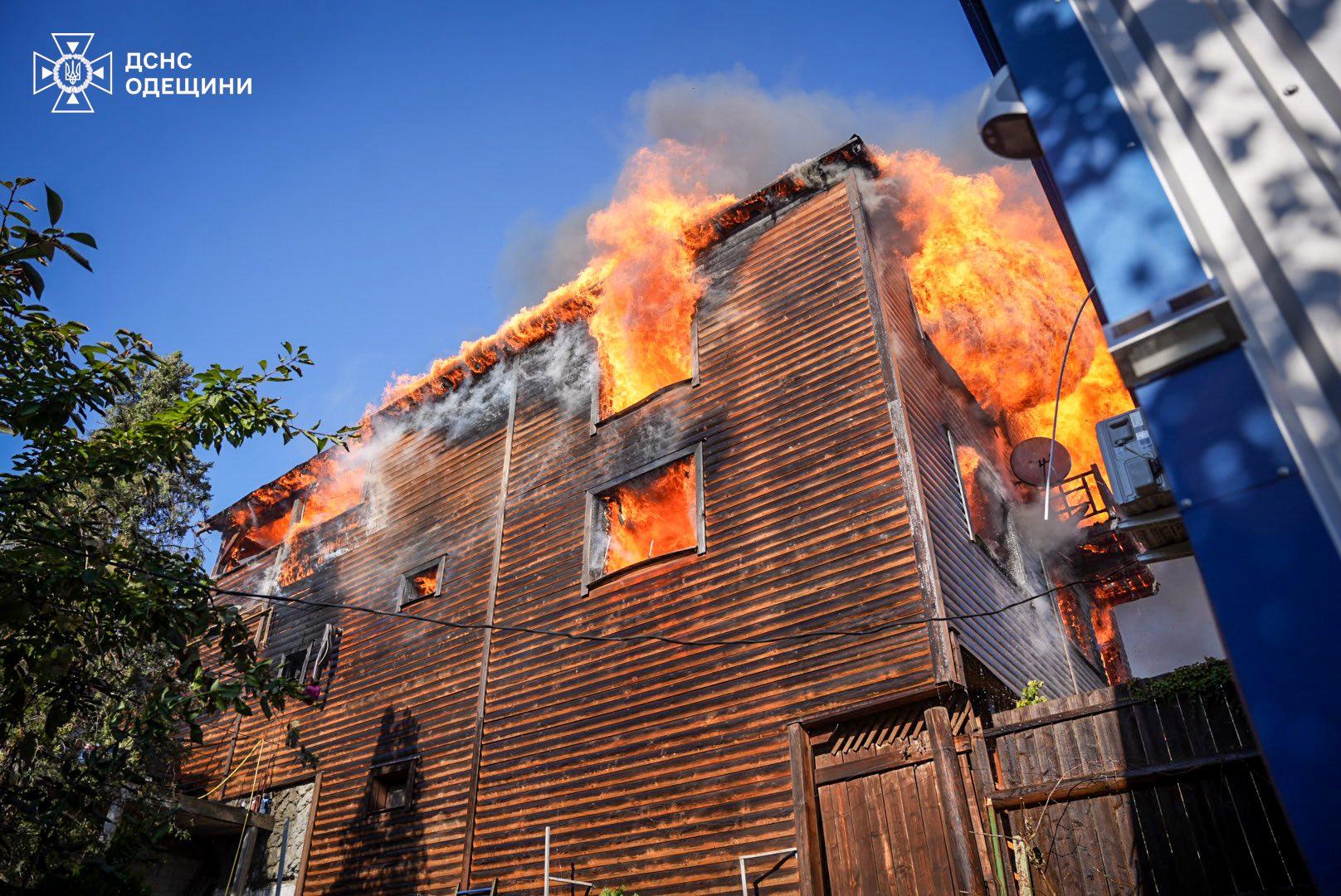 В Одесі на Дачі Ковалевського понад дві години гасили палаючий будинок (фото, відео)
