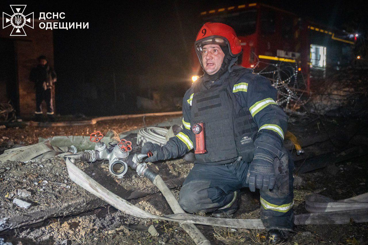 Спасатели показали фото и видео последствий атаки РФ по Одессе