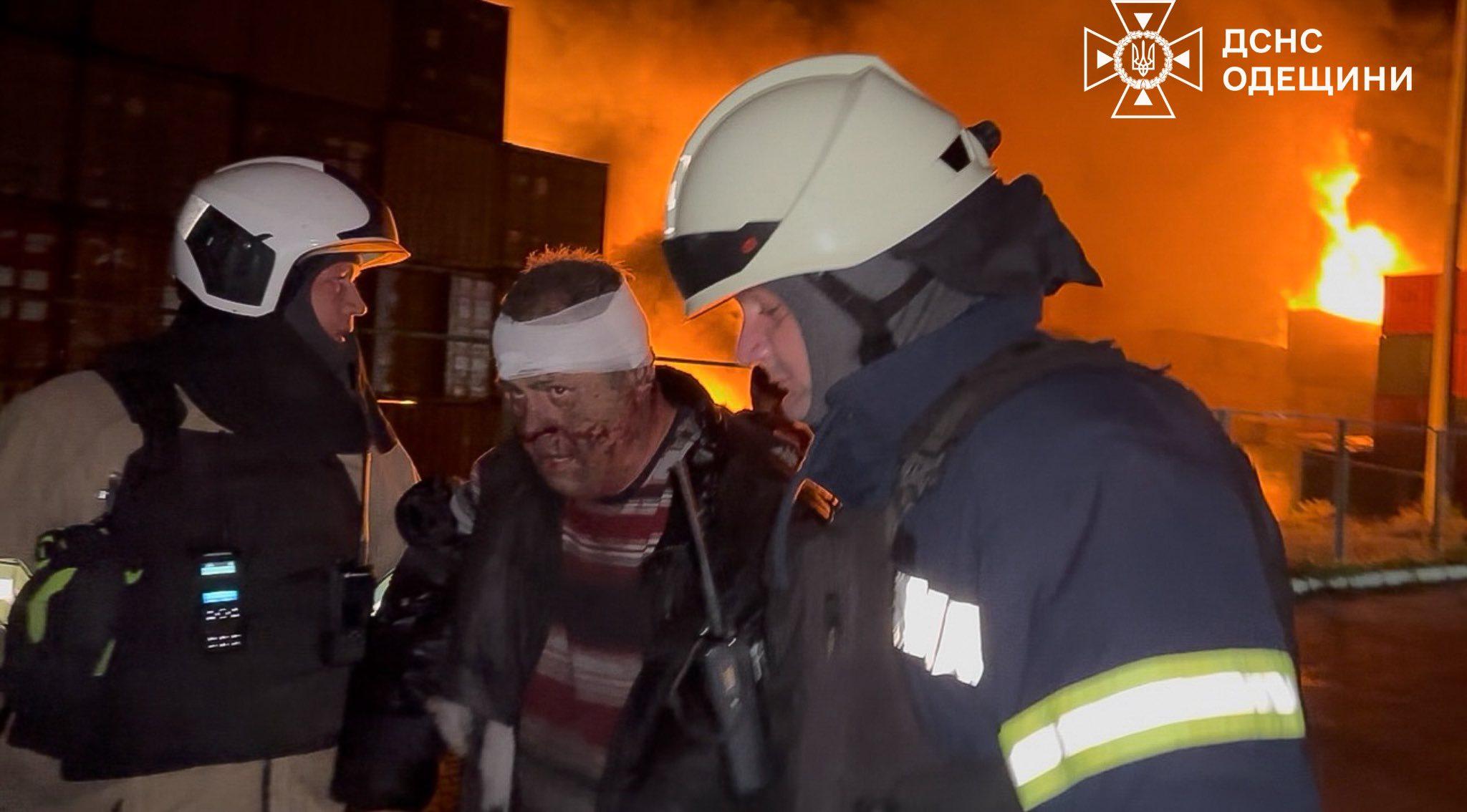 Ворог атакував Одещину: п’ятеро постраждалих, пожежі у житлових будинках та на портовому об’єкті Ворог атакував Одещину: п’ятеро постраждалих, пожежі у житлових будинках та на портовому об’єкті
