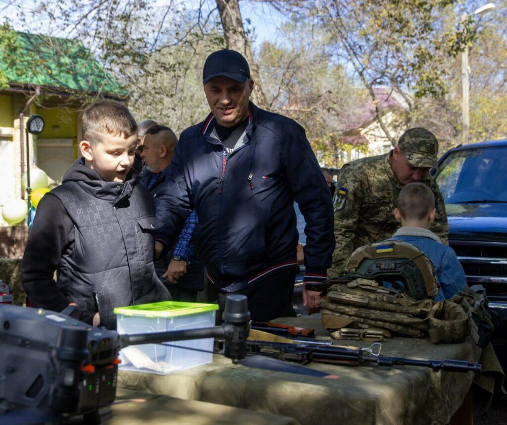 Одесские пограничники показали на ярмарке современное вооружение и дроны