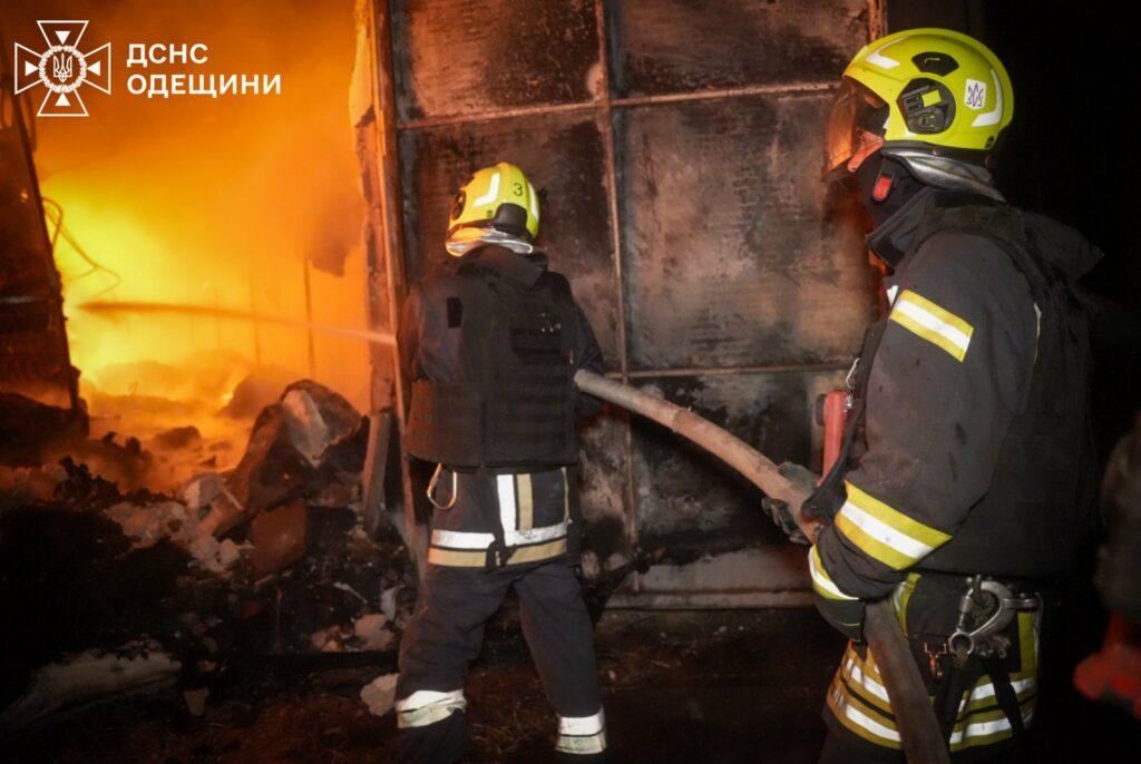 РФ атаковала гражданскую инфраструктуру Одесской области: возник пожар, есть пострадавший