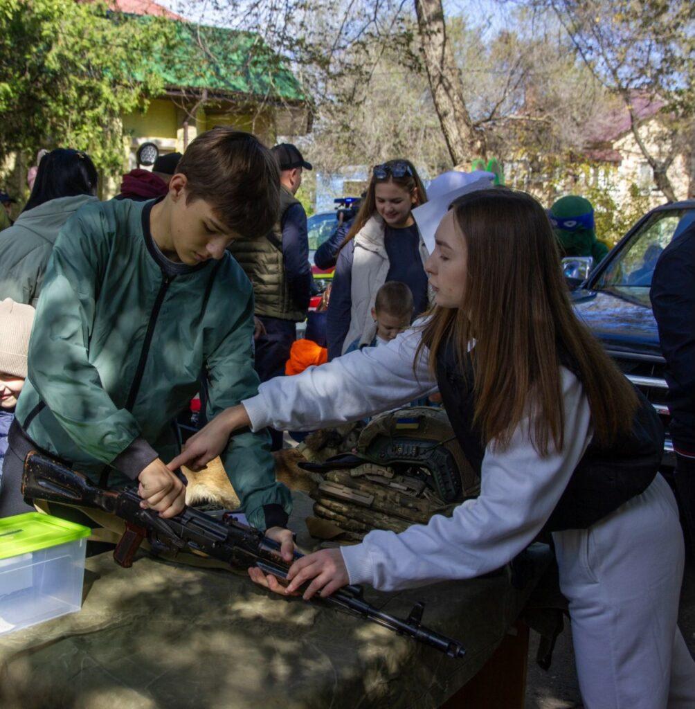 Одесские пограничники показали на ярмарке современное вооружение и дроны
