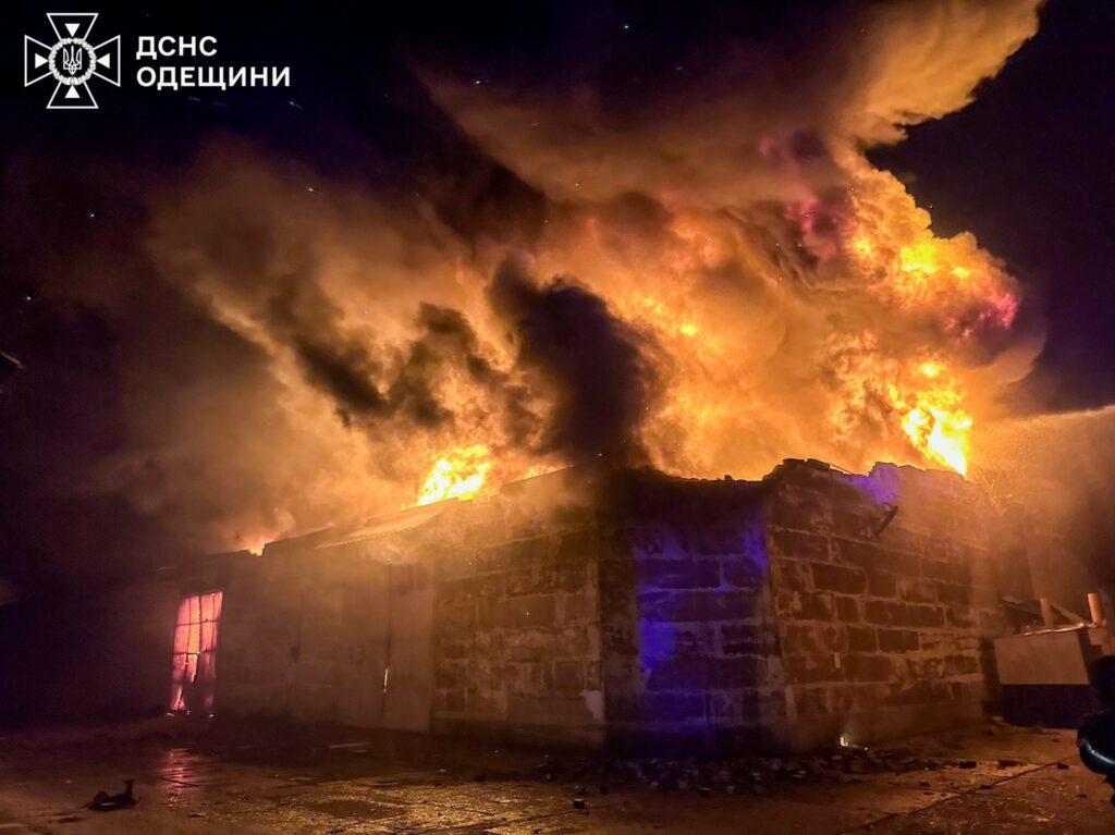 РФ атаковала гражданскую инфраструктуру Одесской области: возник пожар, есть пострадавший