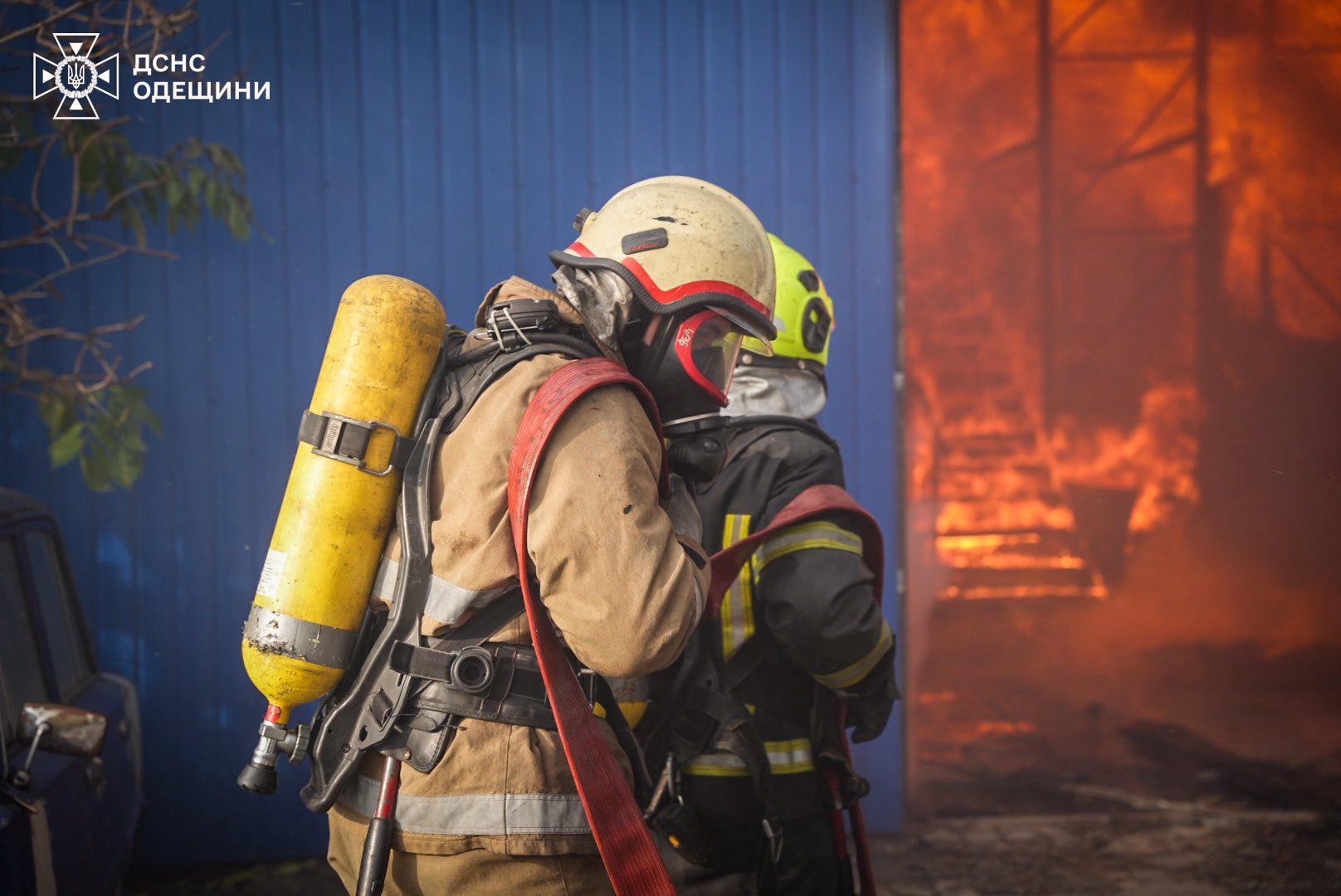 Під Одесою палала СТО (фото, відео)