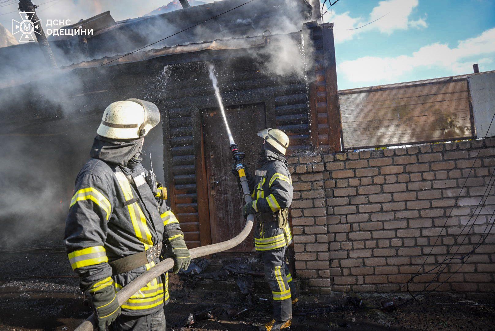 В Одесі на Дачі Ковалевського понад дві години гасили палаючий будинок (фото, відео)