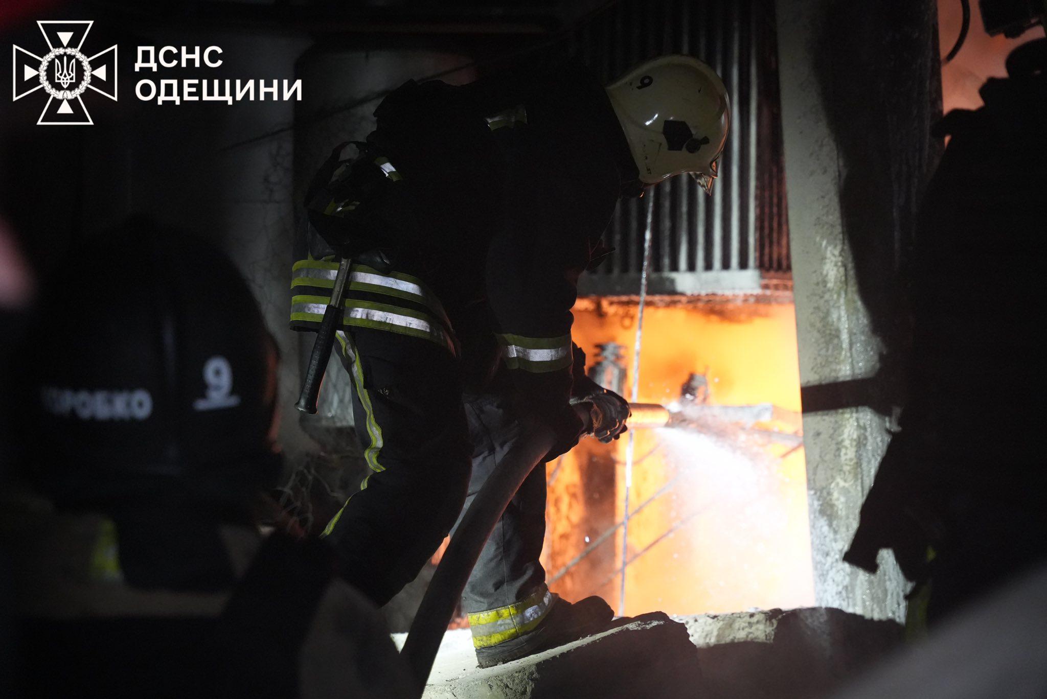 Спасатели показали фото и видео последствий атаки РФ по Одессе