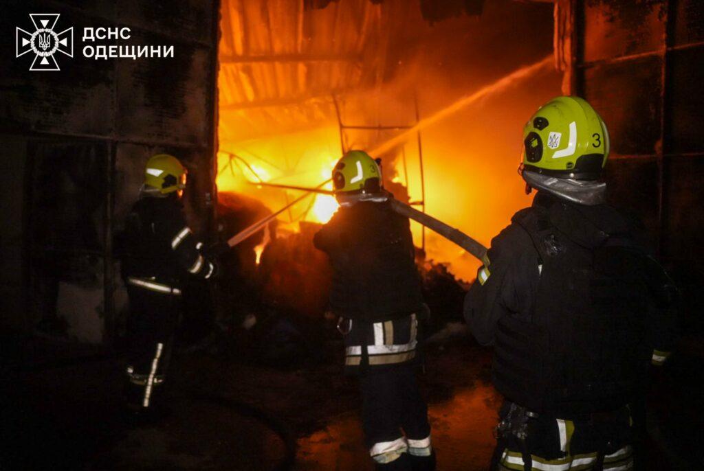 РФ атаковала гражданскую инфраструктуру Одесской области: возник пожар, есть пострадавший