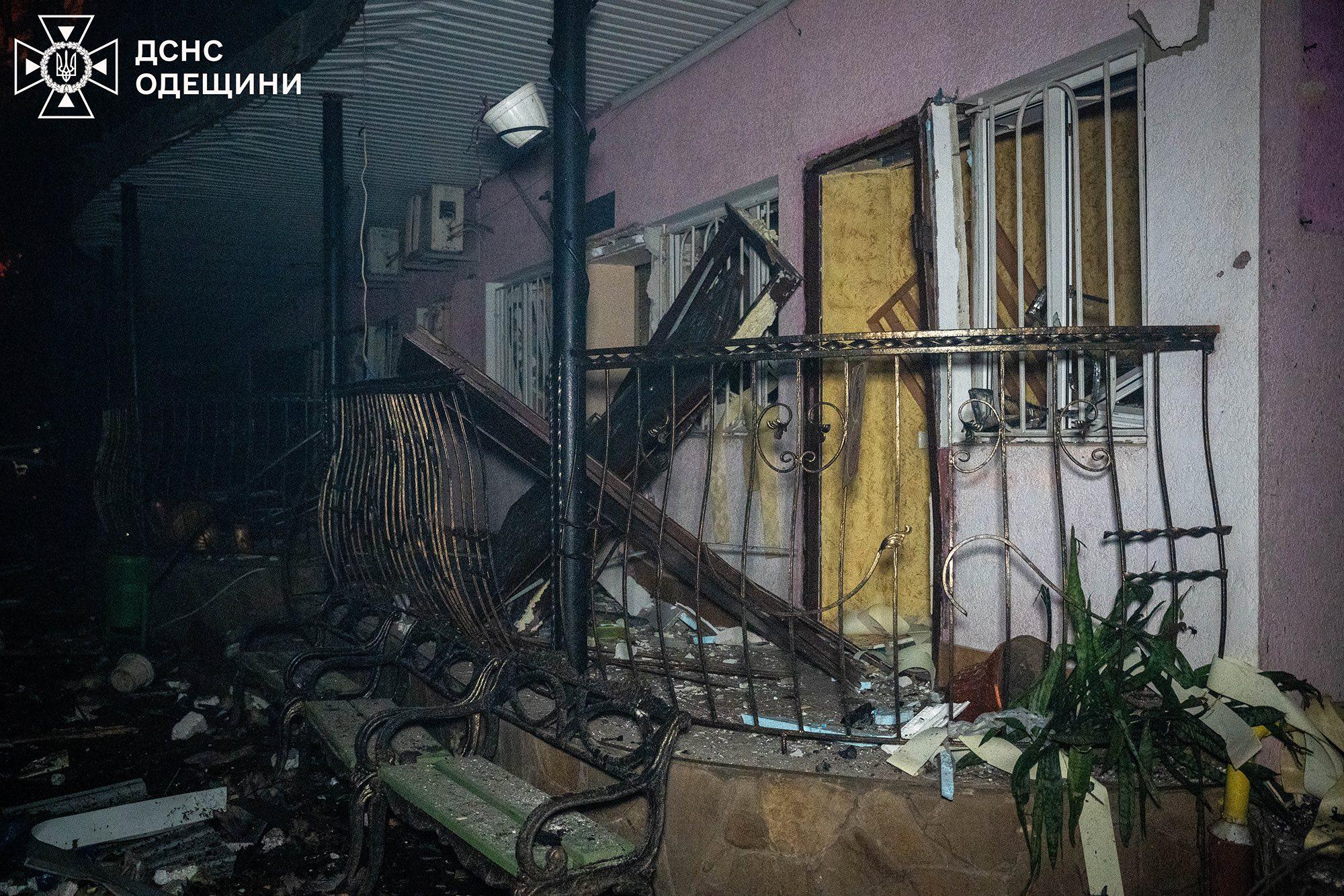 Спасатели показали фото и видео последствий атаки РФ по Одессе
