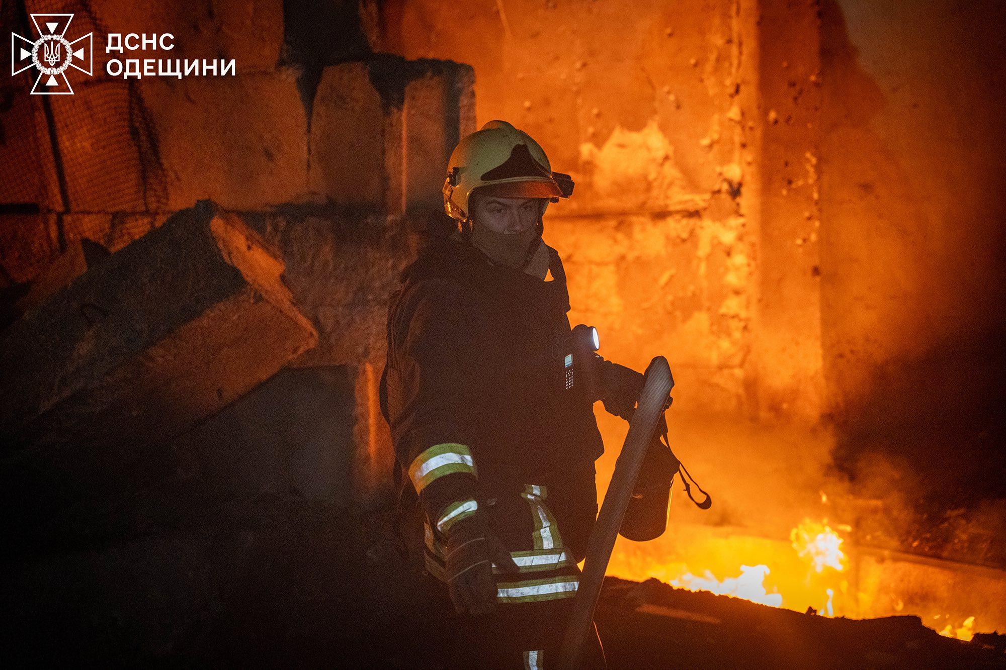 Спасатели показали фото и видео последствий атаки РФ по Одессе
