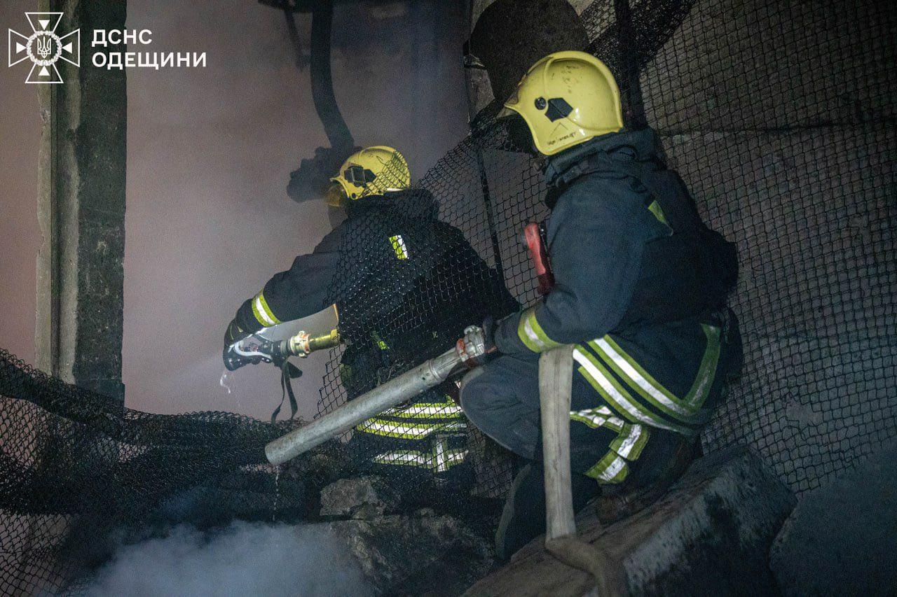 Спасатели показали фото и видео последствий атаки РФ по Одессе